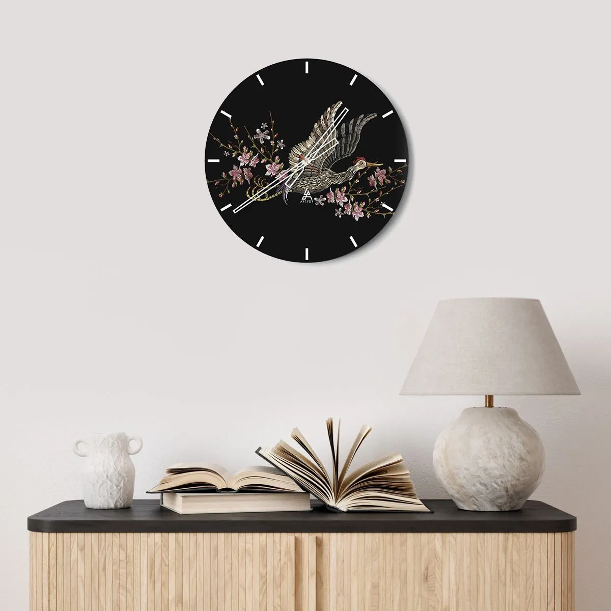 Wanduhr - Glasuhr - Ein Vogel im Flug zwischen Blumen auf schwarzem Hintergrund - 30x30cm - Exotischer gestickter Vogel - Moderne Wanddekoration für Wohnzimmer, Küche und Schlafzimmer ARTTOR