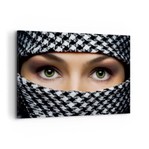 Bild auf Leinwand - Leinwandbild - Hinter einem schwarz-weiß gemusterten Stoff verbergen sich die grünen Augen einer Frau. - 100x70cm - Ein Porträt einer verschleierten grünäugigen Schönheit - Moderne Wanddekoration für Wohnzimmer und Schlafzimmer ARTTOR