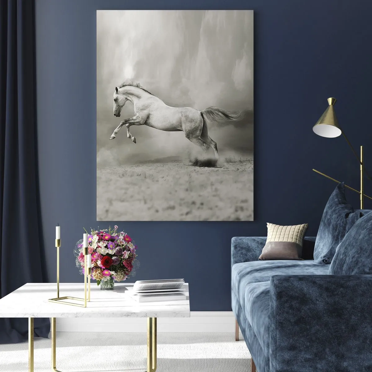 Glasbild - Bild auf glas - Ein weißes Pferd in einem dynamischen Sprung vor dem Hintergrund nebliger Wolken. - 80x120cm - Zwischen Aufwachen und Schlafen - Moderne Wanddekoration für Wohnzimmer und Schlafzimmer ARTTOR