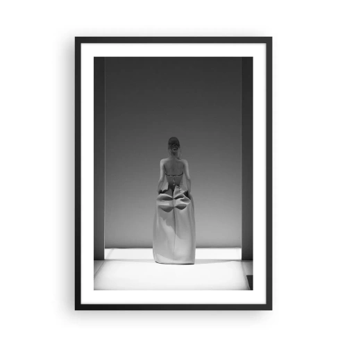 Poster in einem schwarzem Rahmen - Ein minimalistisches Schwarzweißfoto einer Frau auf dem Laufsteg. - 50x70cm - Raffinierte Einfachheit - Moderne Wanddekoration für Wohnzimmer und Schlafzimmer ARTTOR