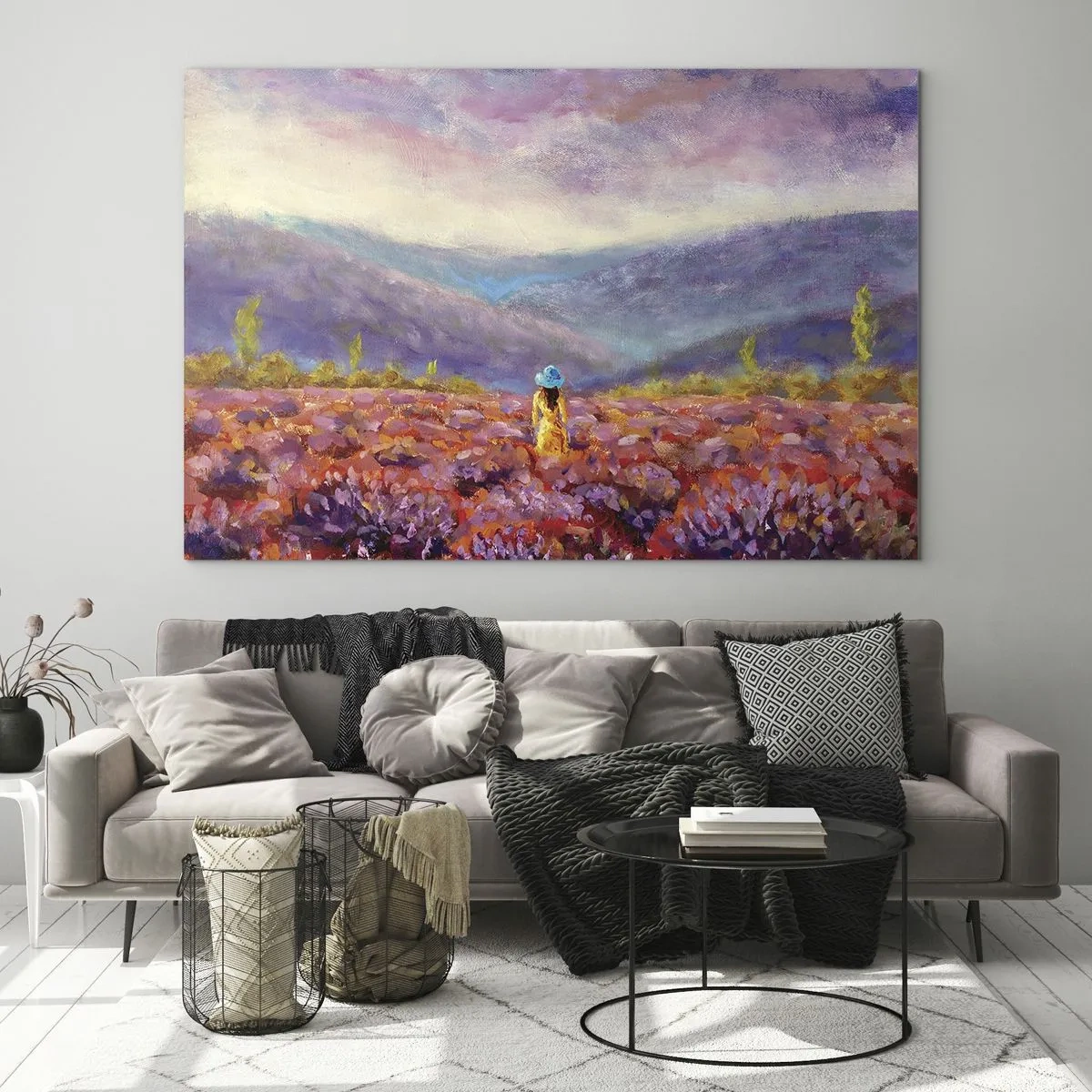 Glasbild - Bild auf glas - Eine Figur mit Hut in einem Lavendelfeld in der Abenddämmerung - 70x50cm - In einer Lavendelwelt - Moderne Wanddekoration für Wohnzimmer und Schlafzimmer ARTTOR