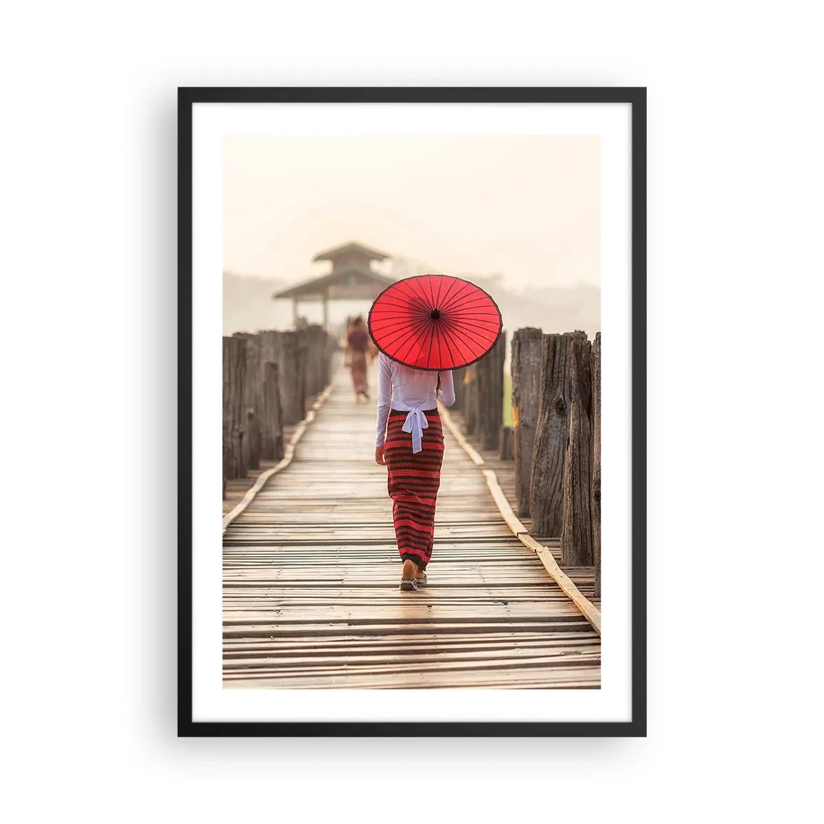 Poster in einem schwarzem Rahmen - Eine Frau mit einem roten Regenschirm auf einer Holzbrücke - 50x70cm - Auf der alten Brücke - Moderne Wanddekoration für Wohnzimmer und Schlafzimmer ARTTOR