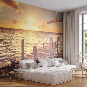 Fototapete Premium Canvas - Das goldene Land der Sanftmut - Landschaft, Meer, Holzbrücke - 350x256 cm