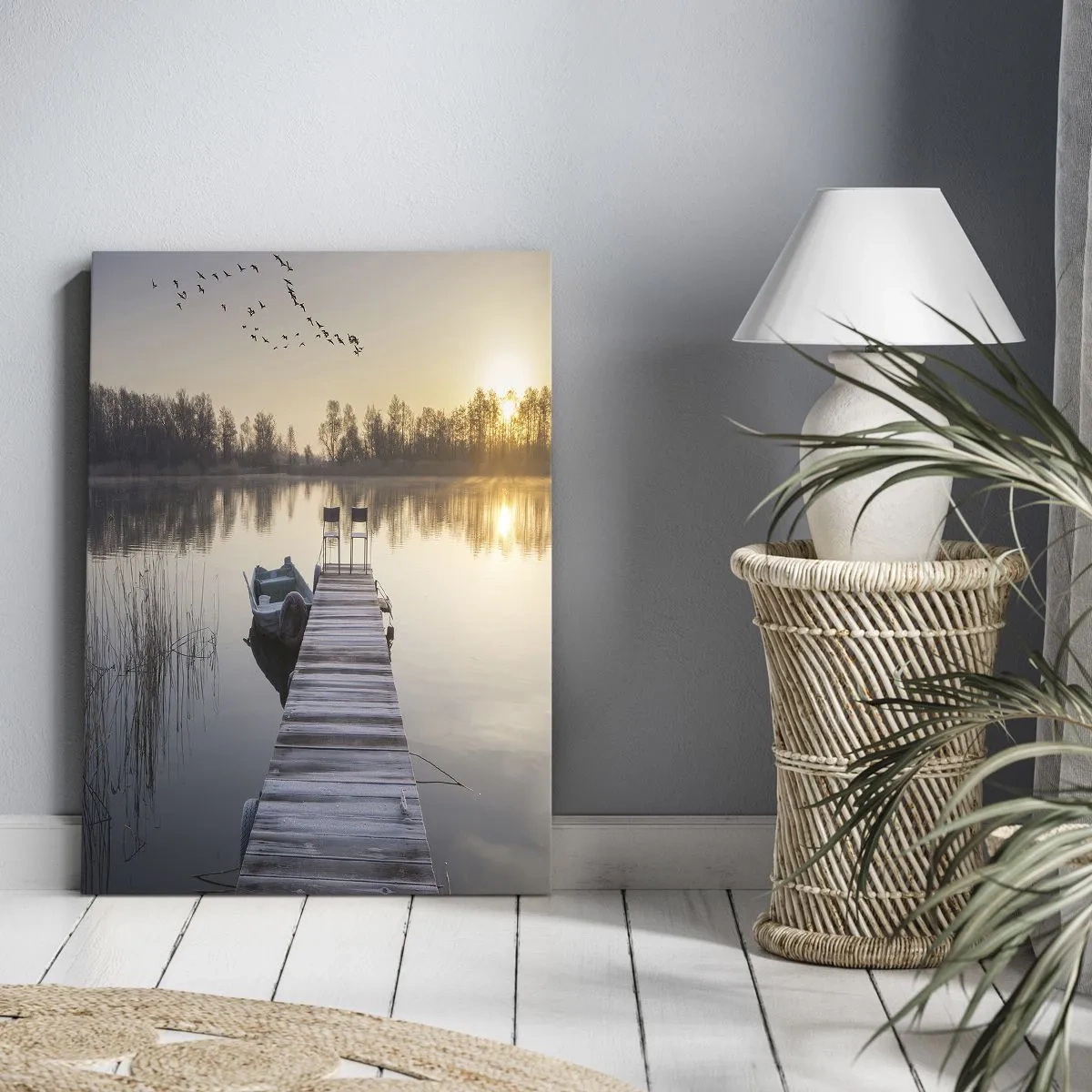 Bild auf Leinwand - Leinwandbild - Ein Pier am Seeufer am Morgen mit einem Boot und Stühlen - 50x70cm - Ich komme nach einiger Zeit zurück - Moderne Wanddekoration für Wohnzimmer und Schlafzimmer ARTTOR