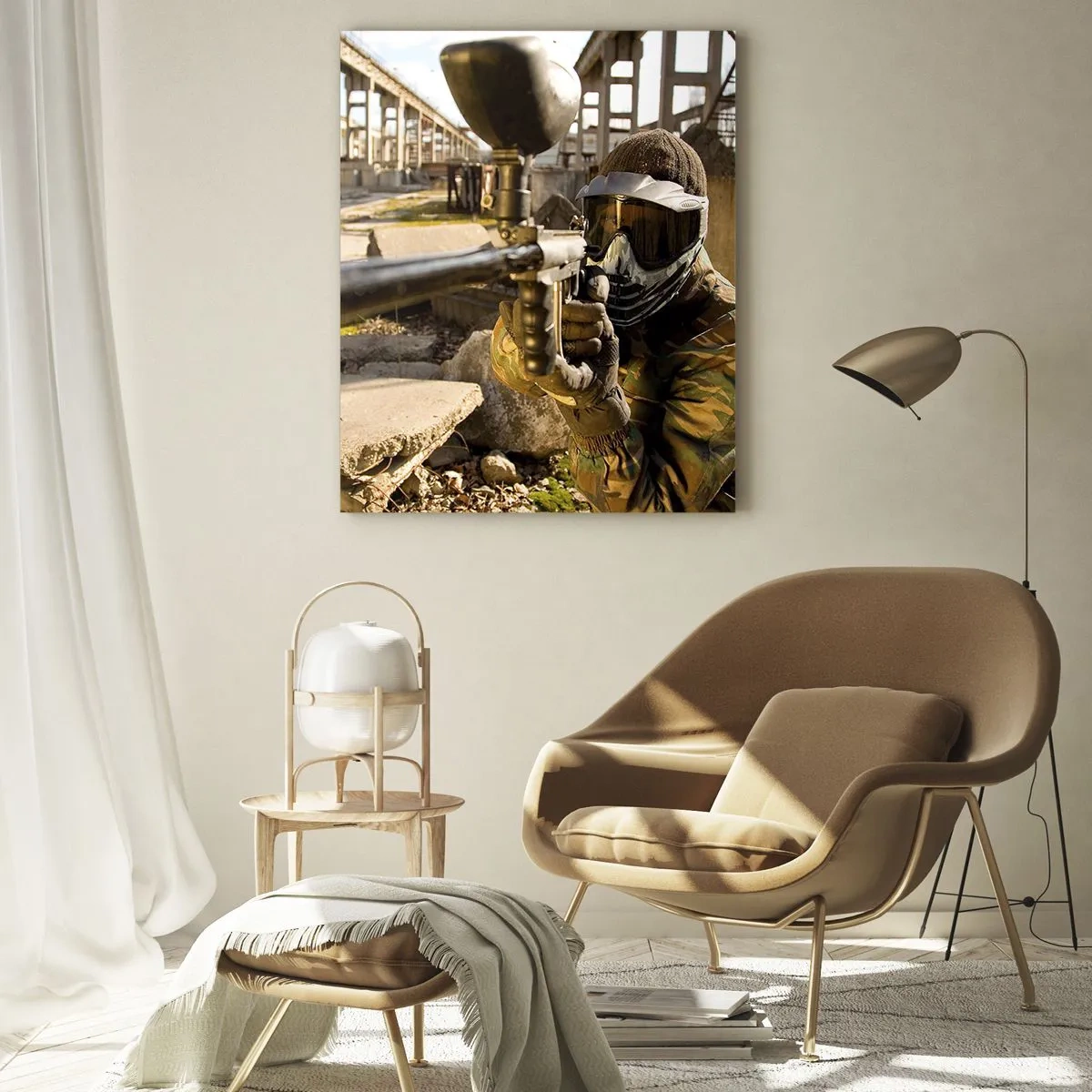 Glasbild - Bild auf glas - Paintball-Spieler in Aktion in einer industriellen Umgebung - 50x70cm - Auch du kannst ein Held werden - Moderne Wanddekoration für Wohnzimmer und Schlafzimmer ARTTOR