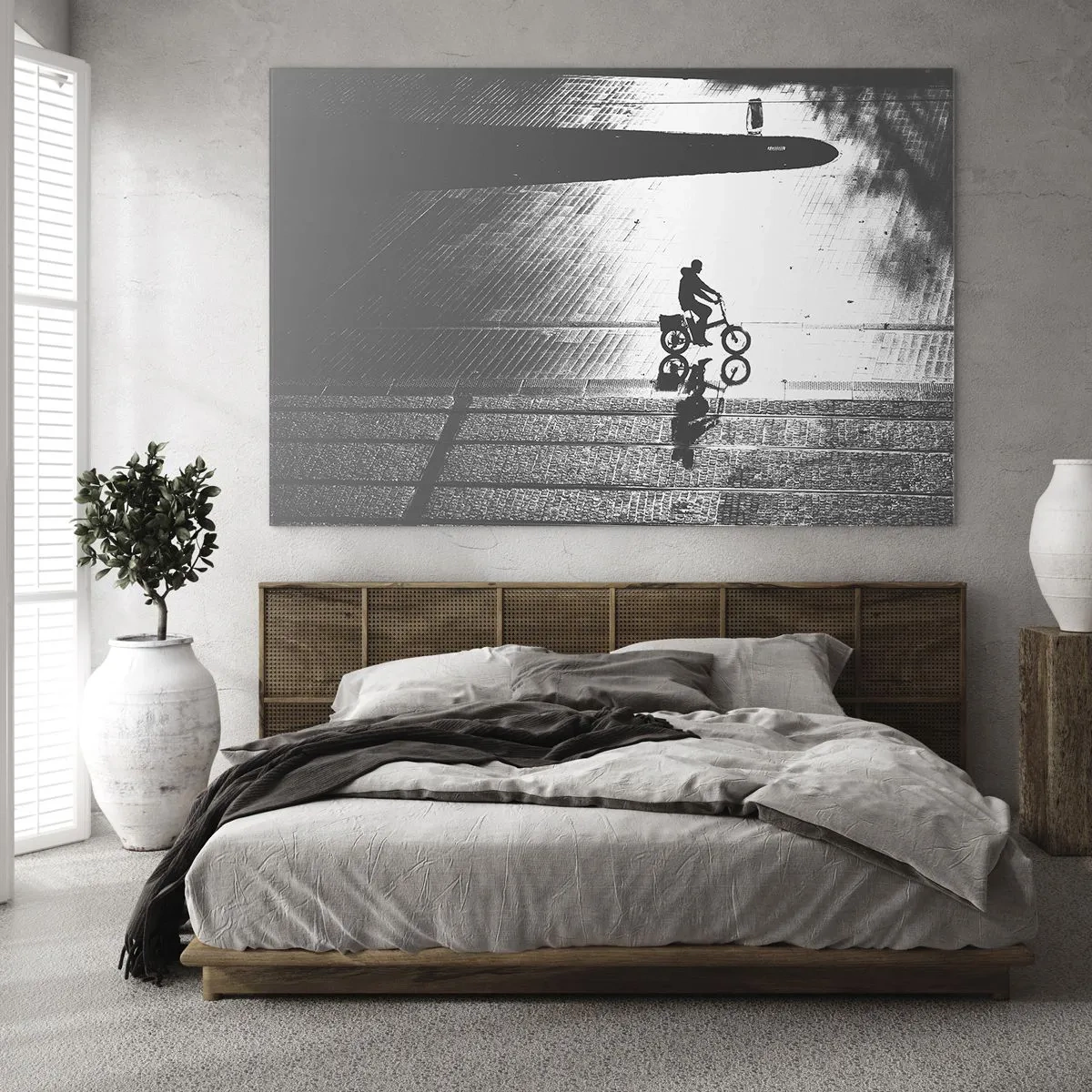 Glasbild - Bild auf glas - Mann fährt mit dem Fahrrad durch die Stadt, Spiegelung im Wasser, Schwarz-Weiß-Aufnahme - 70x50cm - Vor sich hin durch die Stadt - Moderne Wanddekoration für Wohnzimmer und Schlafzimmer ARTTOR