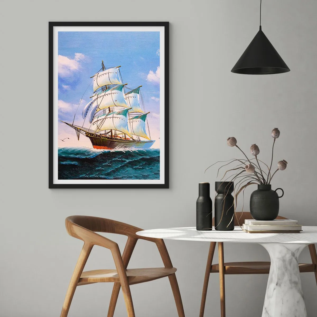 Poster in einem schwarzem Rahmen - Ein Segelschiff gegen das Meer, volle Segel - 50x70cm - Mit Stolz mit dem Wind - Moderne Wanddekoration für Wohnzimmer und Schlafzimmer ARTTOR