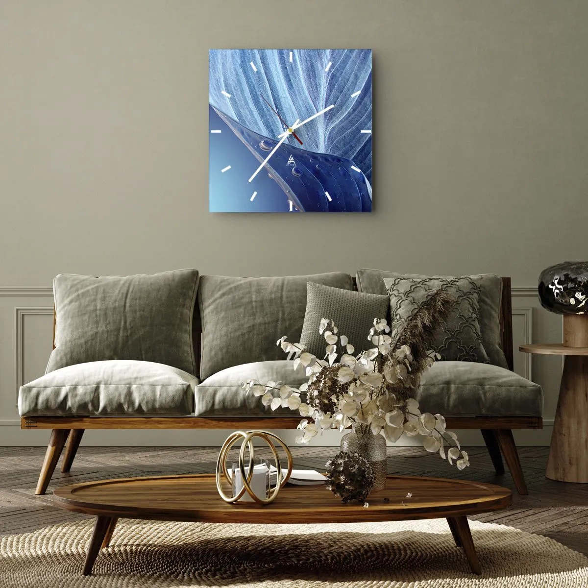 Wanduhr - Glasuhr - Ein blaues Blatt mit sichtbaren Wassertropfen - 30x30cm - Versteckte Tropfen vom Blau - Moderne Wanddekoration für Wohnzimmer und Schlafzimmer ARTTOR