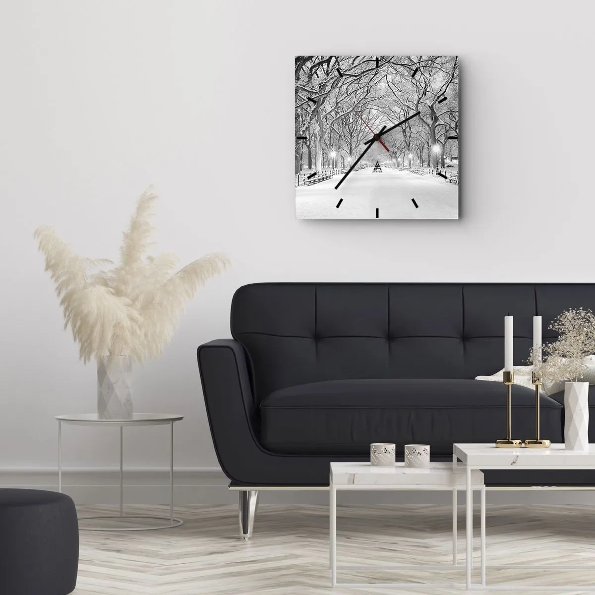 Wanduhr - Glasuhr - Eine Winterallee mit schneebedeckten Bäumen in Monochrom - 30x30cm - Vier Jahreszeiten - Winter - Moderne Wanddekoration für Wohnzimmer und Schlafzimmer ARTTOR