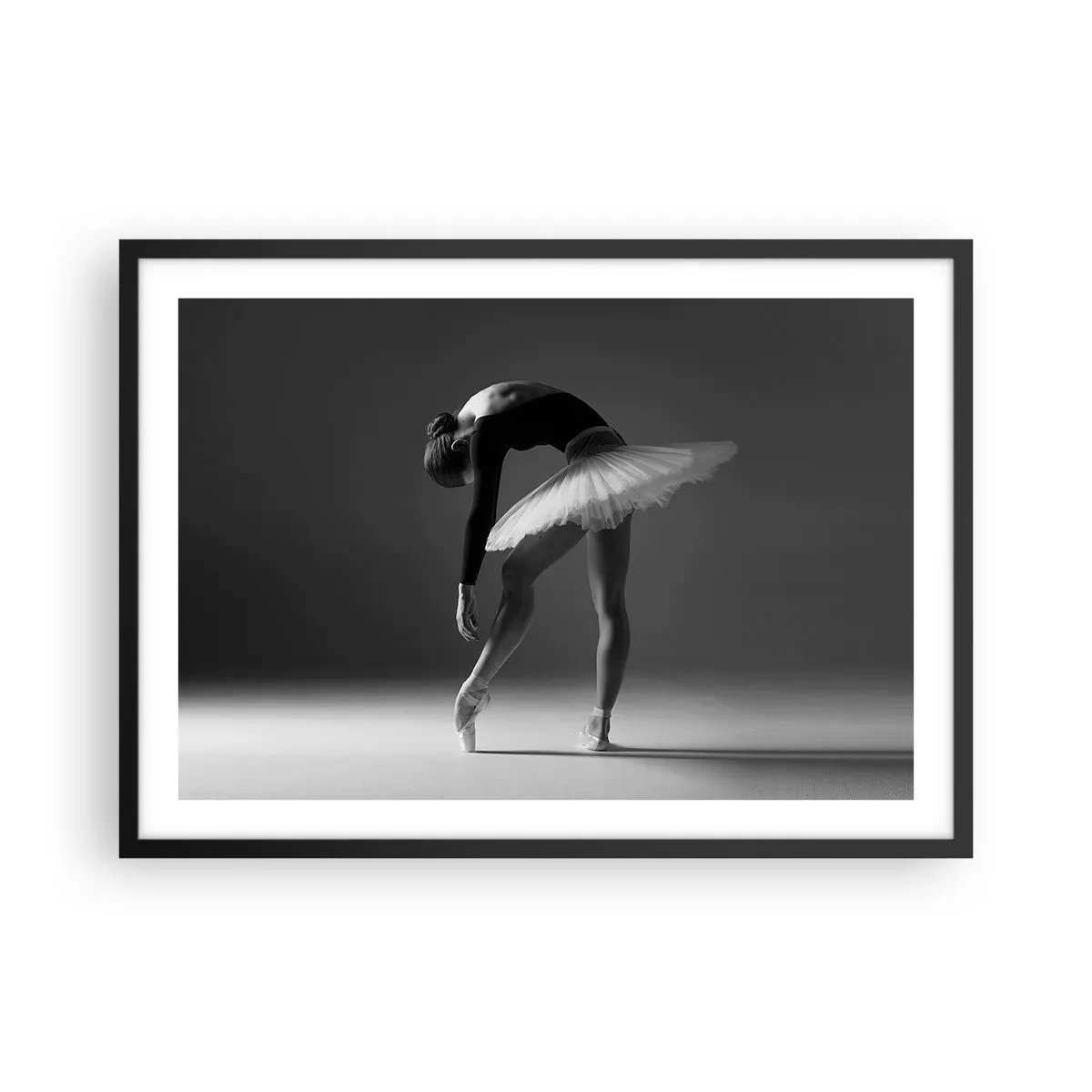 Poster in einem schwarzem Rahmen - Eine Ballerina in eleganter Pose vor schwarz-weißem Hintergrund - 70x50cm - Bella Ballerina - Moderne Wanddekoration für Wohnzimmer und Schlafzimmer ARTTOR