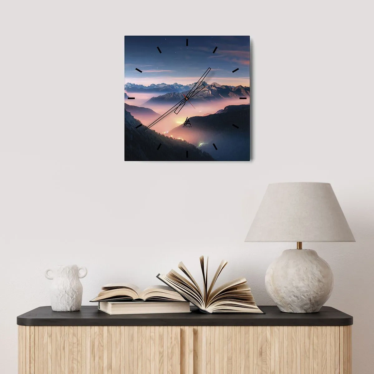 Wanduhr - Glasuhr - Eine Berglandschaft mit einem nebelverhangenen Tal - 30x30cm - Licht in den Tälern - Moderne Wanddekoration für Wohnzimmer und Schlafzimmer ARTTOR