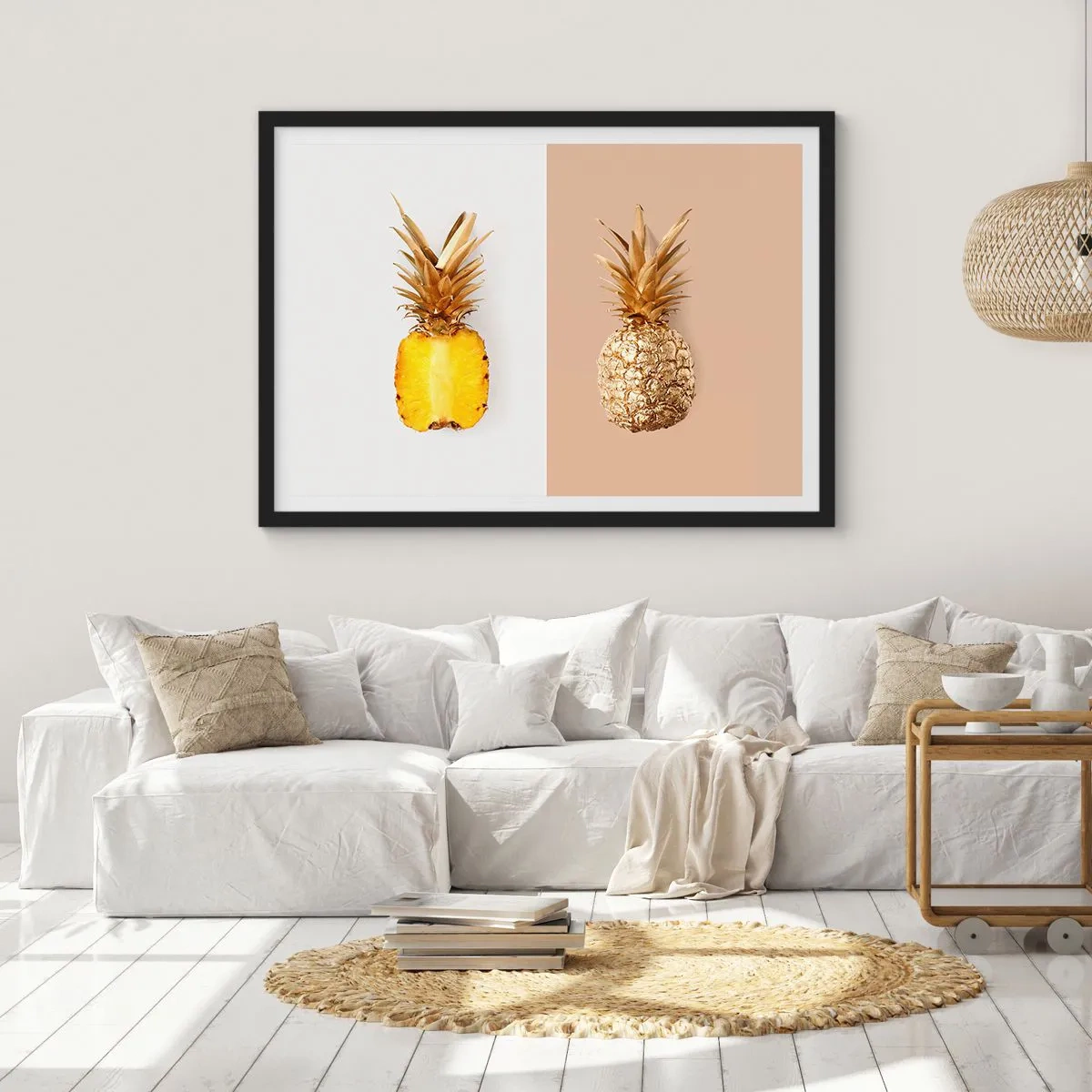 Poster in einem schwarzem Rahmen - Eine halbe frische, goldene Ananas auf kontrastierendem Hintergrund - 70x50cm - Ananas für uns - Moderne Wanddekoration für Wohnzimmer und Schlafzimmer ARTTOR