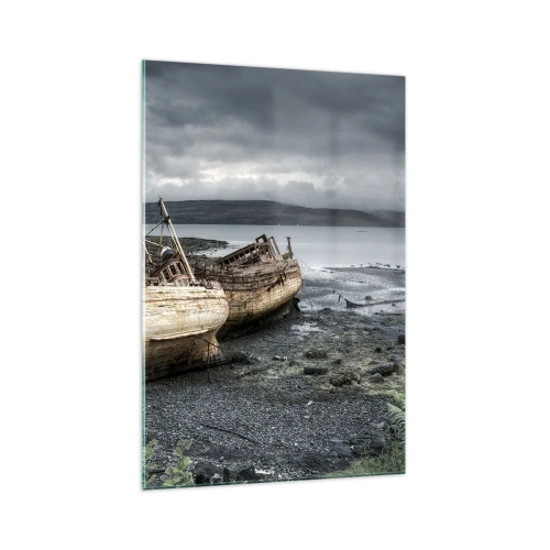 Glasbild - Bild auf glas - Verlassene Boote am Ufer in einer regnerischen Szene - 70x100cm - „Als Zeichen würdevoller Härten“ - Moderne Wanddekoration für Wohnzimmer und Schlafzimmer ARTTOR