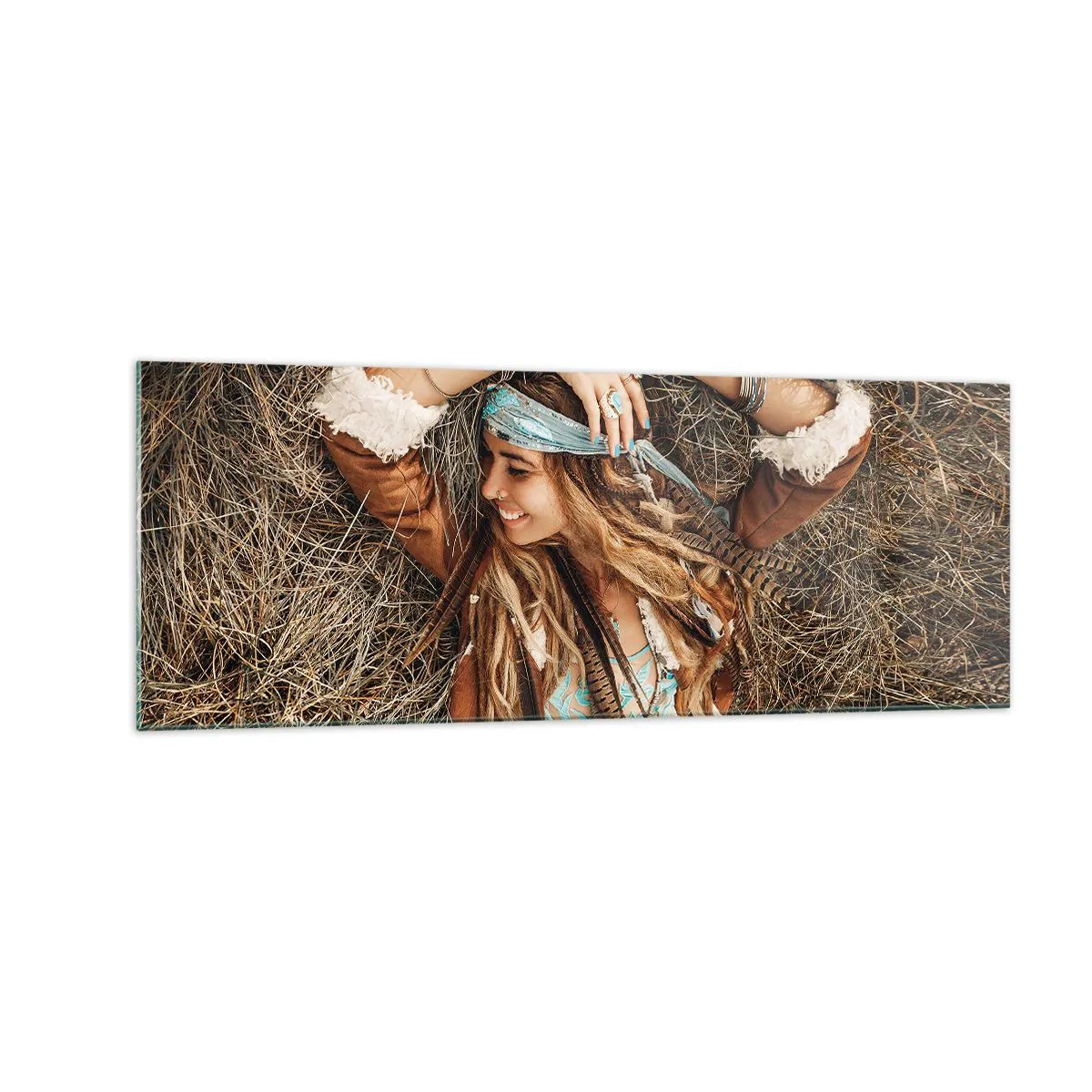 Glasbild - Bild auf glas - Frau im Boho-Stil liegt auf Heu - 140x50cm - Auf dem Weg in den Sommer der Liebe - Moderne Wanddekoration für Wohnzimmer und Schlafzimmer ARTTOR