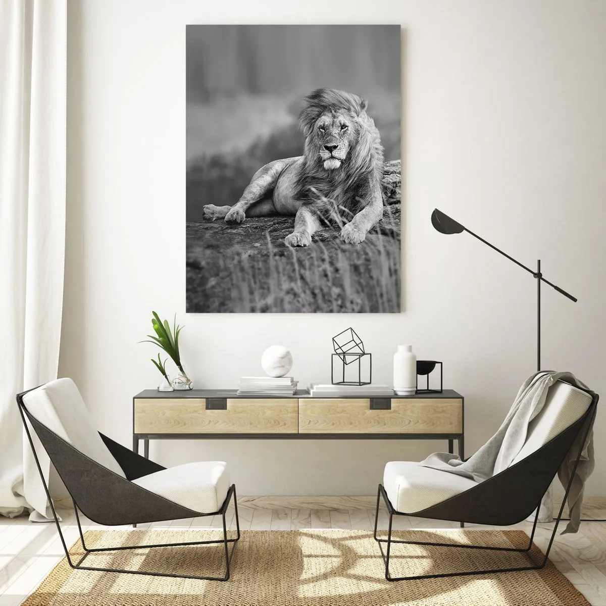 Glasbild - Bild auf glas - Ein Löwe ruht auf einem Felsen in einer monochromen Landschaft. - 50x70cm - Königliche Siesta - Moderne Wanddekoration für Wohnzimmer und Schlafzimmer ARTTOR