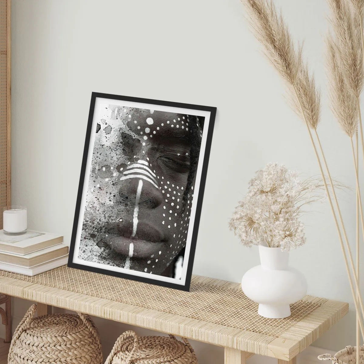Poster in einem schwarzem Rahmen - Abstraktes Porträt mit schwarz-weißen Mustern im Gesicht - 50x70cm - Entdecke den Urgeist - Moderne Wanddekoration für Wohnzimmer und Schlafzimmer ARTTOR