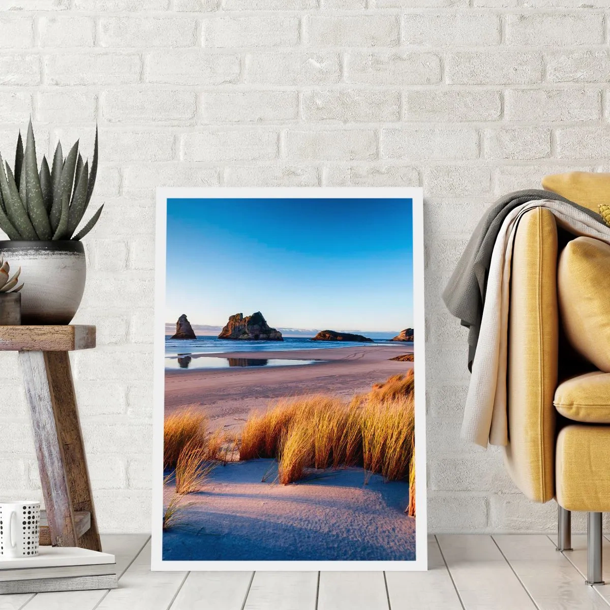 Poster - Ein malerischer Strand mit Gräsern und Felsen vor der Kulisse eines ruhigen Ozeans - 50x70cm - Für Friedenssuchende - Moderne Wanddekoration für Wohnzimmer und Schlafzimmer ARTTOR