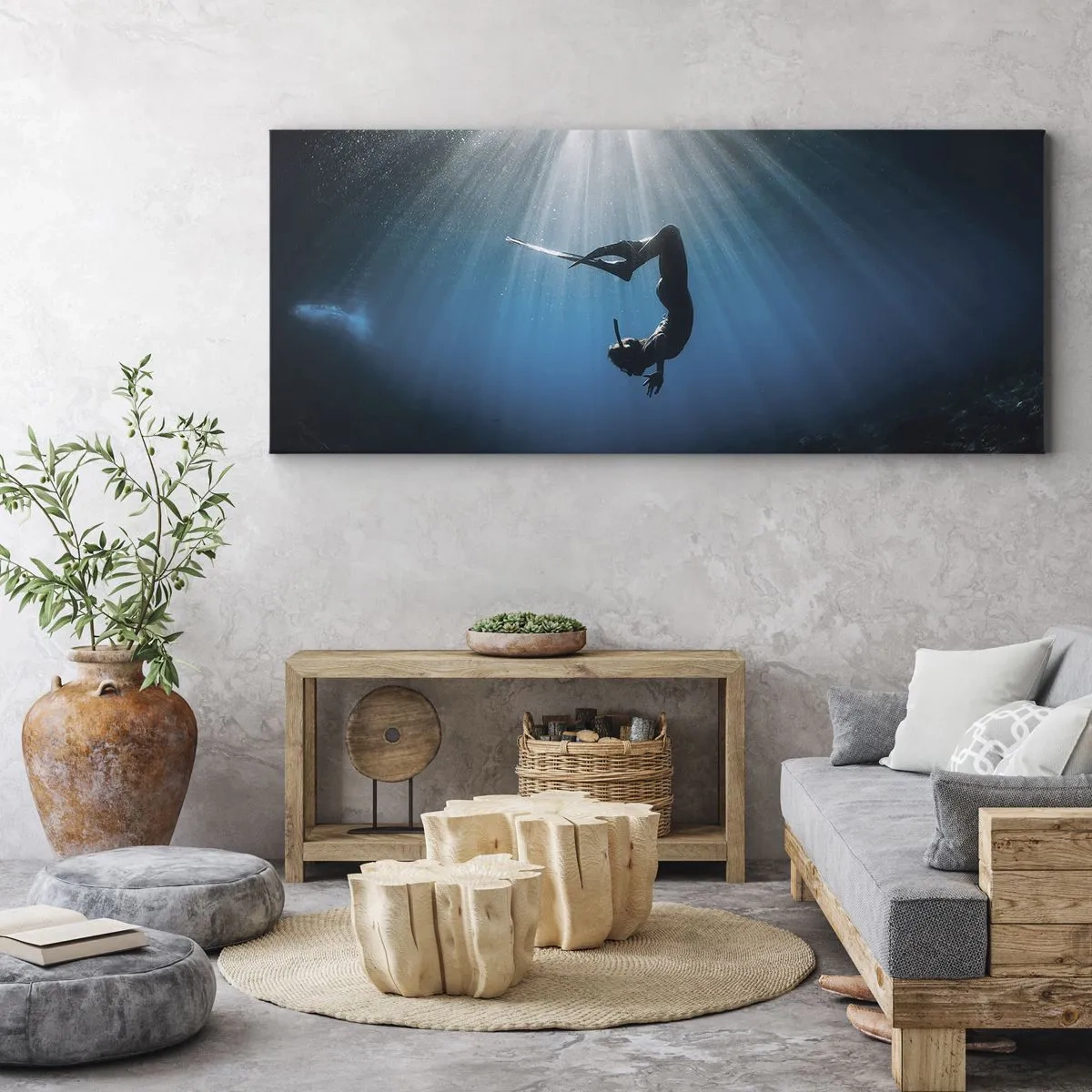 Bild auf Leinwand - Leinwandbild - Ein Taucher, der in einem Lichtstrahl unter Wasser schwimmt - 140x50cm - Tanz unter Wasser - Moderne Wanddekoration für Wohnzimmer und Schlafzimmer ARTTOR