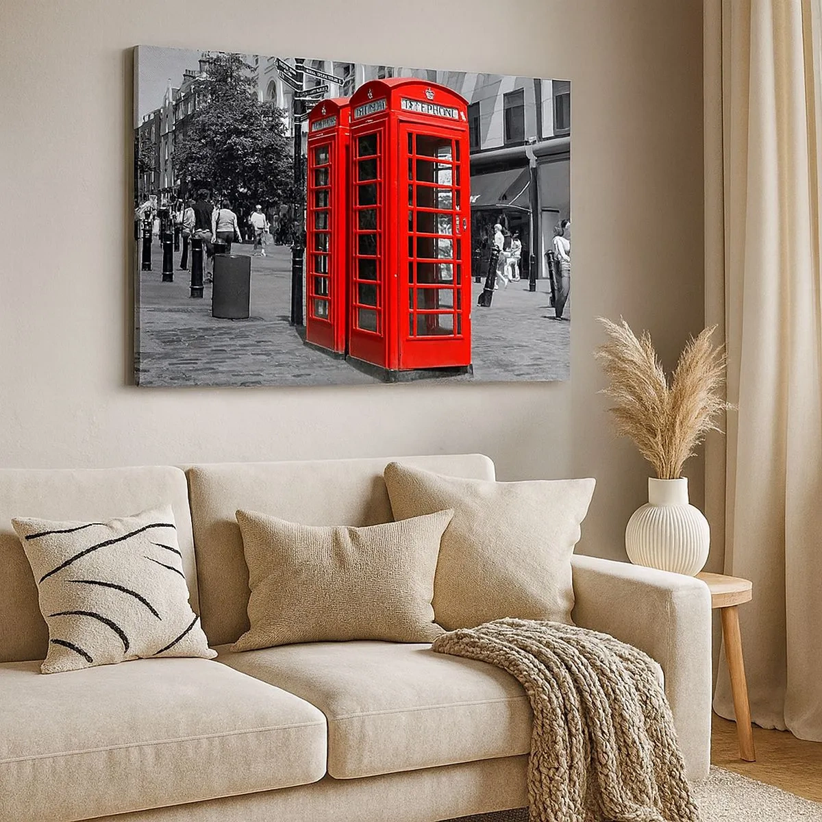 Bild auf Leinwand - Leinwandbild - Rote Telefonzellen vor einer schwarz-weißen Stadtkulisse. - 70x50cm - Rote Telefonzellen - Moderne Wanddekoration für Wohnzimmer und Schlafzimmer ARTTOR