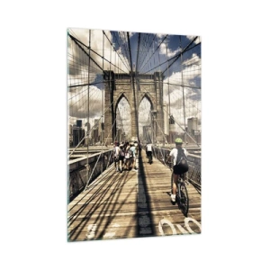 Glasbild - Bild auf glas - Die Brooklyn Bridge an einem sonnigen Tag mit Fußgängern und Radfahrern - 50x70cm - Direkt ins Herz der Stadt - Moderne Wanddekoration für Wohnzimmer und Schlafzimmer ARTTOR