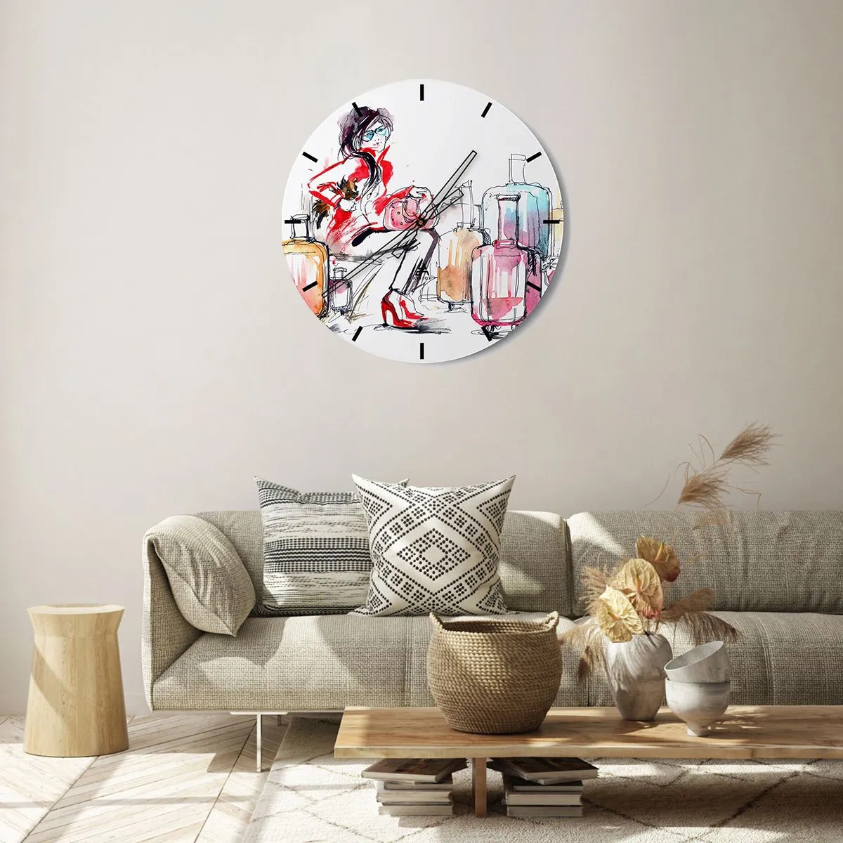 Wanduhr - Glasuhr - Eine Frau im roten Mantel, umgeben von Koffern und Reiseaccessoires. - 30x30cm - Setzen wir uns vor der Reise hin - Moderne Wanddekoration für Wohnzimmer, Küche und Schlafzimmer ARTTOR