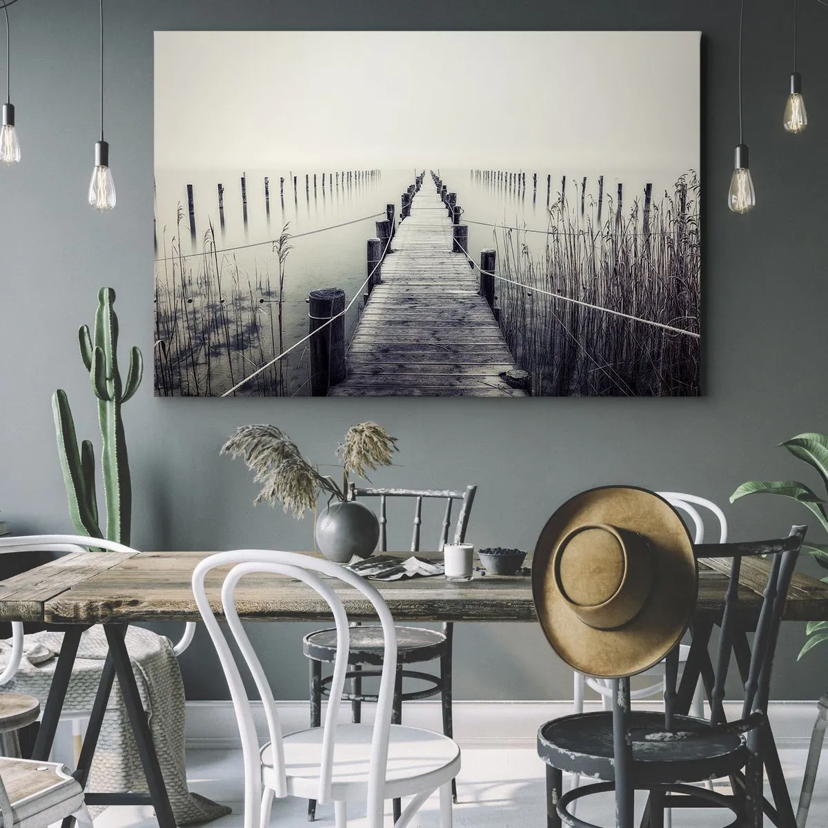 Bild auf Leinwand - Leinwandbild - Eine Holzbrücke, die in einen nebligen Raum führt - 70x50cm - Tauchen Sie in Ruhe ein - Moderne Wanddekoration für Wohnzimmer und Schlafzimmer ARTTOR