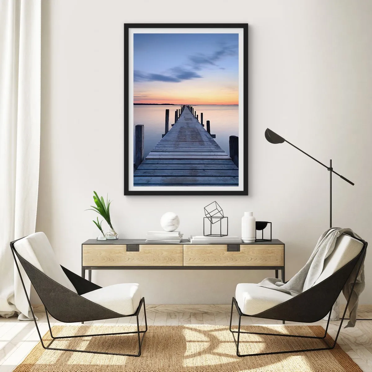 Poster in einem schwarzem Rahmen - Pier am See bei Sonnenuntergang - 50x70cm - Die Ruhe einer heiteren Dämmerung - Moderne Wanddekoration für Wohnzimmer und Schlafzimmer ARTTOR