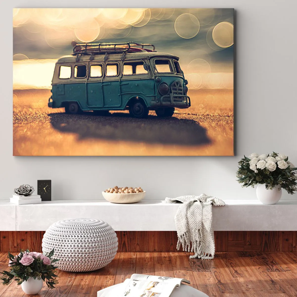 Bild auf Leinwand - Leinwandbild - Retro-Bus gegen verschwommenes Licht - 120x80cm - Das Ende der Idole: Geld und Arbeit - Moderne Wanddekoration für Wohnzimmer und Schlafzimmer ARTTOR