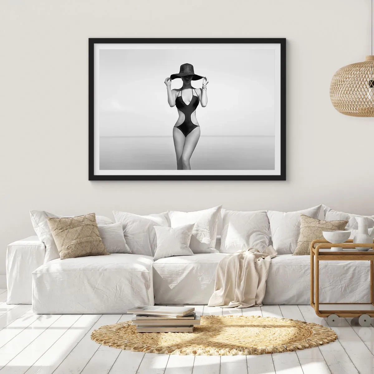 Poster in einem schwarzem Rahmen - Schwarz-weiße Silhouette einer Frau mit Hut vor dem Meereshintergrund - 100x70cm - Mein Name ist: Eleganz - Moderne Wanddekoration für Wohnzimmer und Schlafzimmer ARTTOR