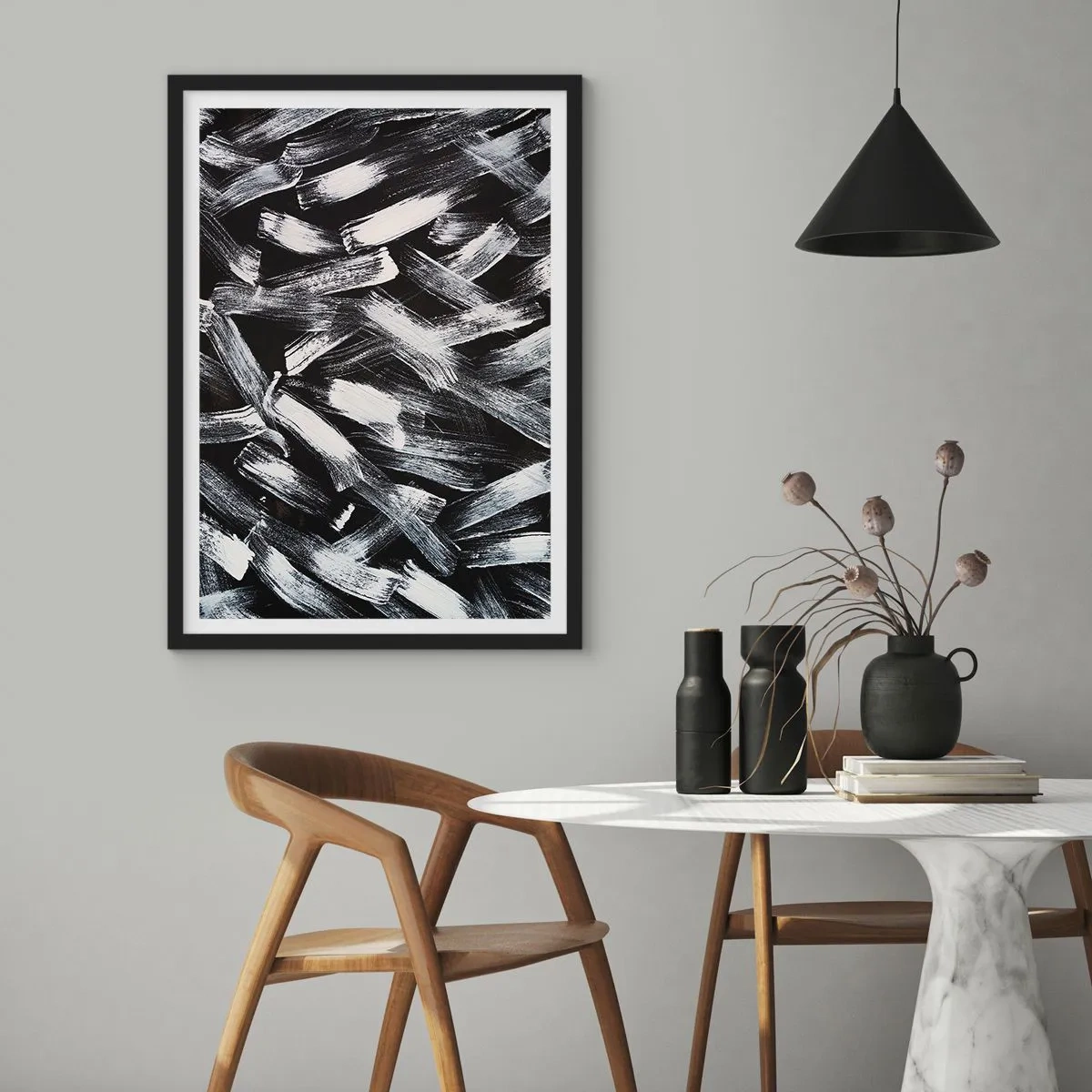 Poster in einem schwarzem Rahmen - Abstrakte weiße Pinselstriche auf schwarzem Hintergrund - 50x70cm - Abstraktion im industriellen Geist - Moderne Wanddekoration für Wohnzimmer und Schlafzimmer ARTTOR