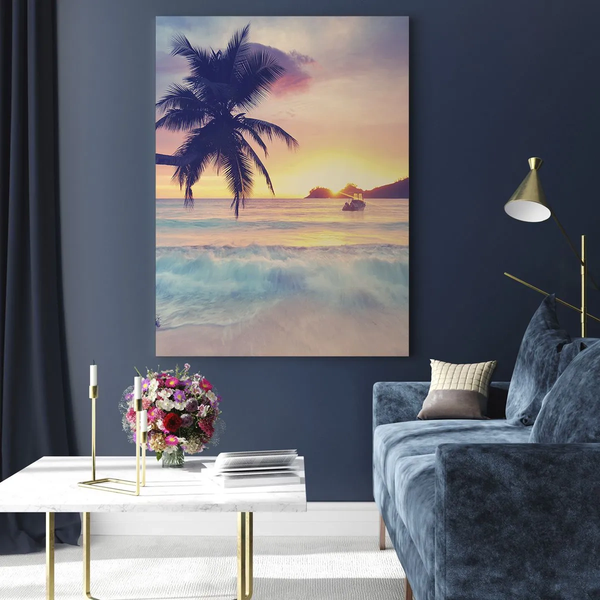 Glasbild - Bild auf glas - Palmenstrand bei Sonnenuntergang mit einem Boot am Horizont - 50x70cm - Ein Abend in der Bucht - Moderne Wanddekoration für Wohnzimmer und Schlafzimmer ARTTOR