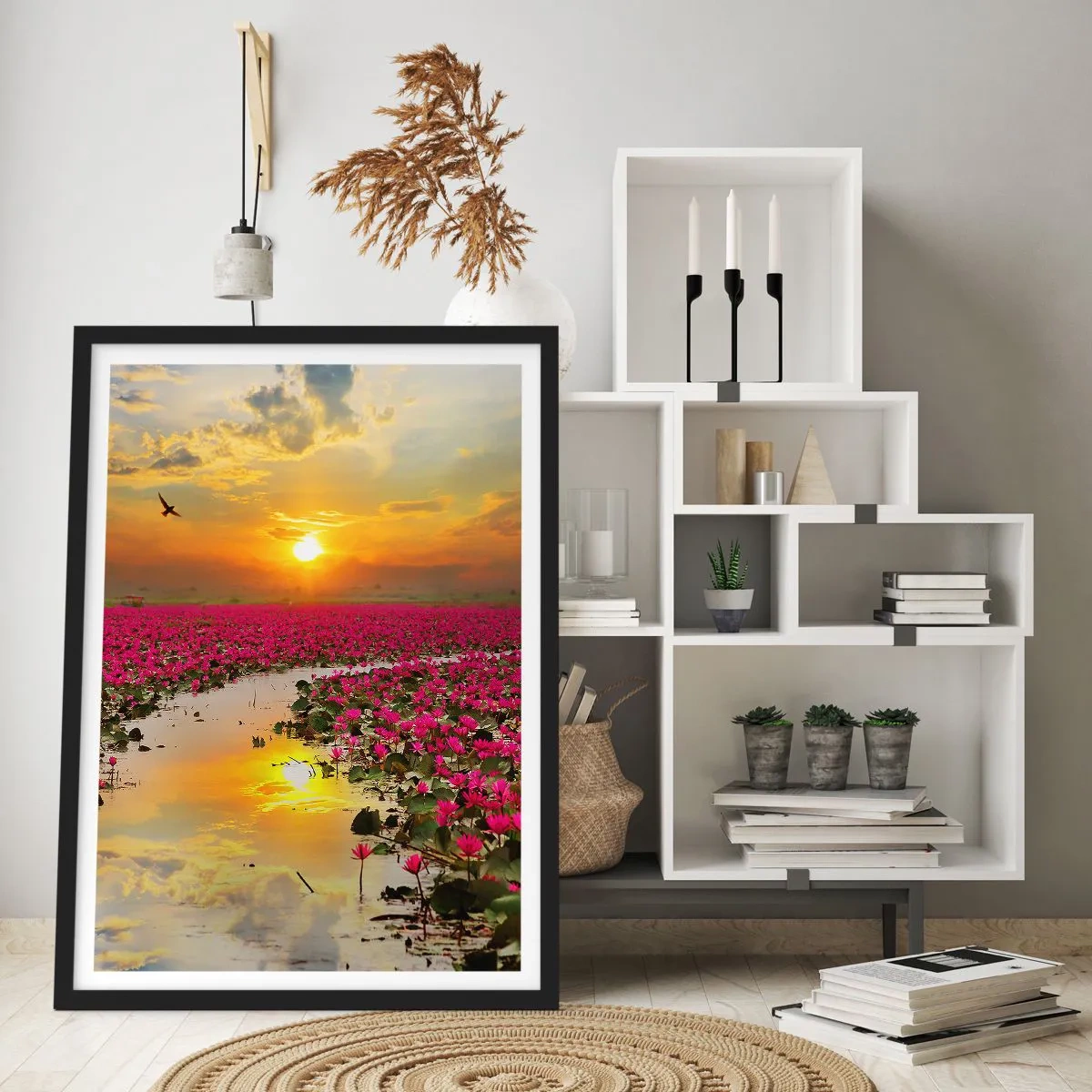 Poster in einem schwarzem Rahmen - Ein Feld mit rosa Seerosen bei Sonnenuntergang - 50x70cm - Das geheime Leben des Sees - Moderne Wanddekoration für Wohnzimmer und Schlafzimmer ARTTOR