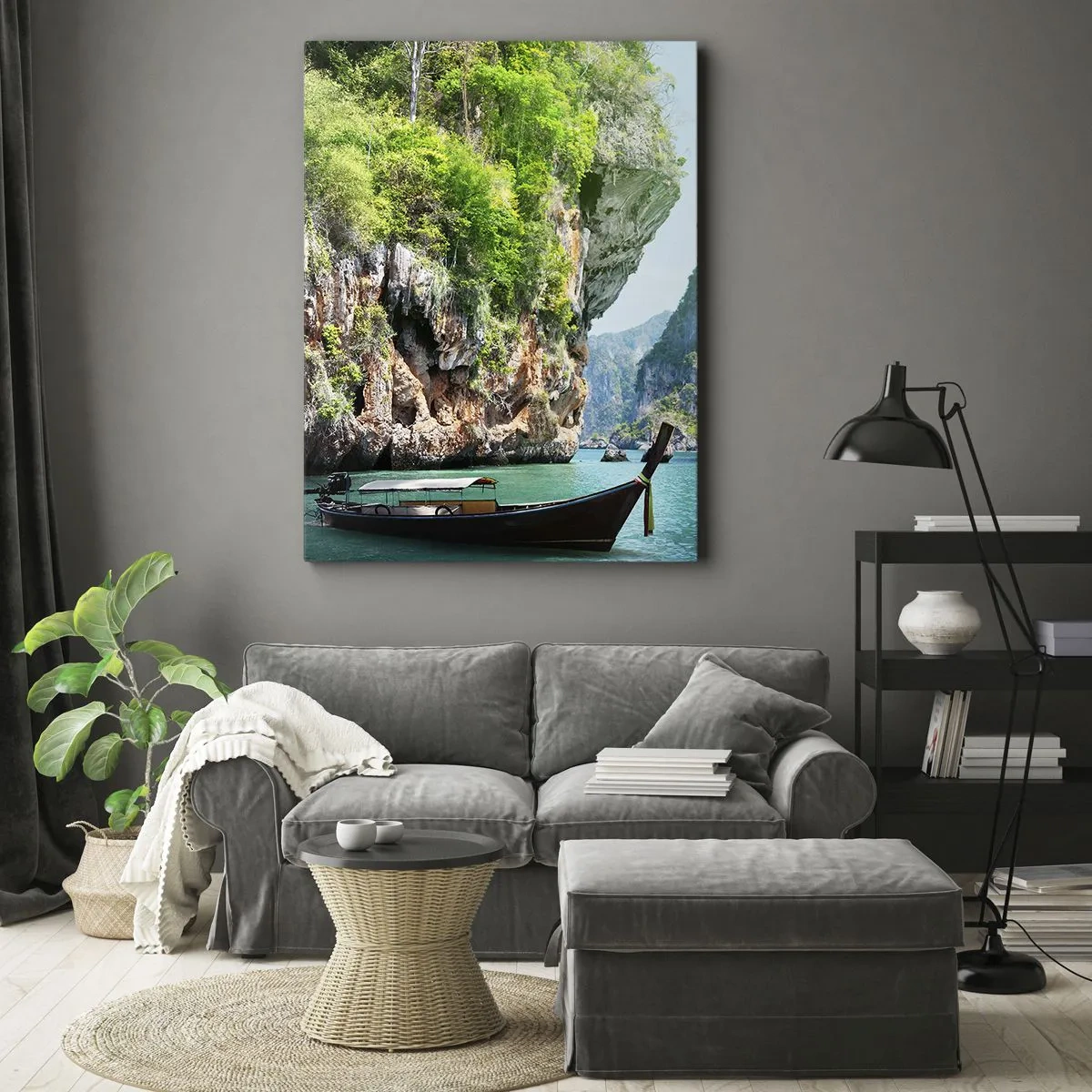 Bild auf Leinwand - Leinwandbild - Ein traditionelles Boot vor der Kulisse tropischer Klippen und türkisfarbenem Wasser - 50x70cm - Eine Einladung zu einer exotischen Reise - Moderne Wanddekoration für Wohnzimmer und Schlafzimmer ARTTOR