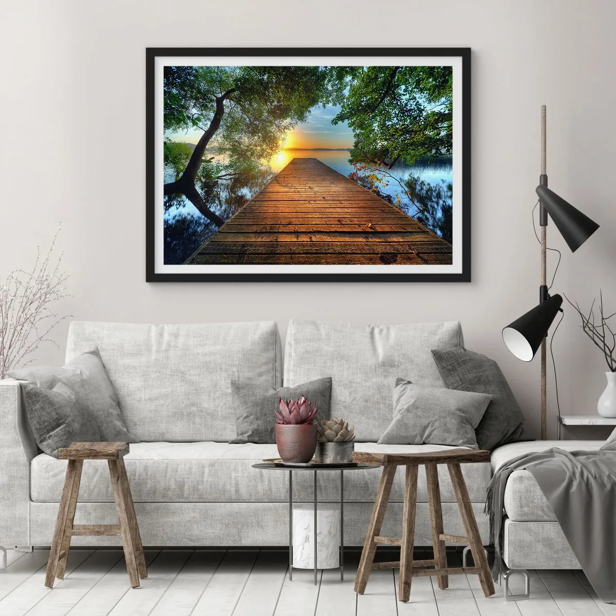 Poster in einem schwarzem Rahmen - Ein von Grün umgebener Holzsteg bei Sonnenuntergang - 70x50cm - Nimm dir Zeit, setz dich hin - Moderne Wanddekoration für Wohnzimmer und Schlafzimmer ARTTOR