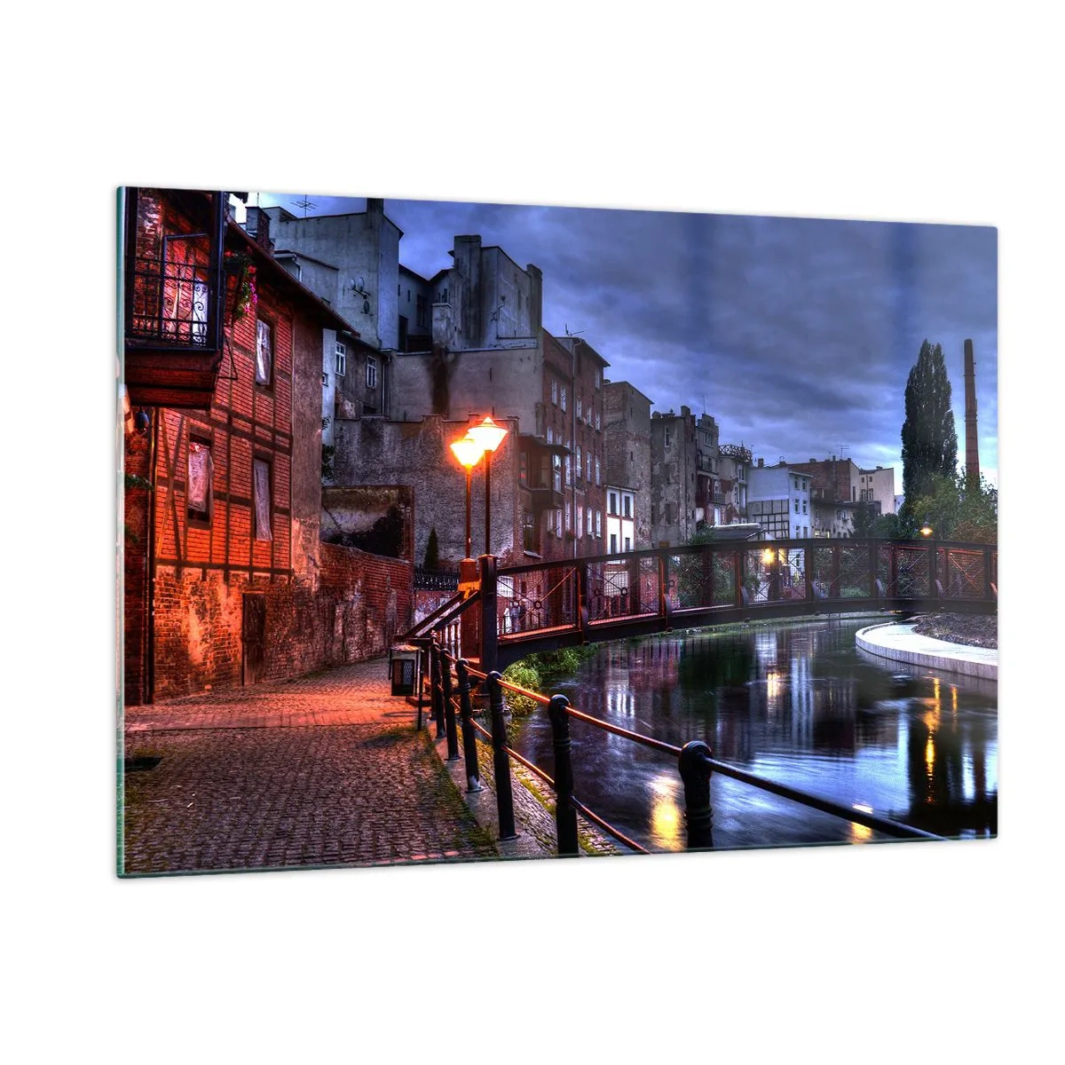 Glasbild - Bild auf glas - Eine charmante Straße entlang des Kanals mit einer Brücke und Abendbeleuchtung - 120x80cm - Solches Bydgoszcz kannte man nicht - Moderne Wanddekoration für Wohnzimmer und Schlafzimmer ARTTOR