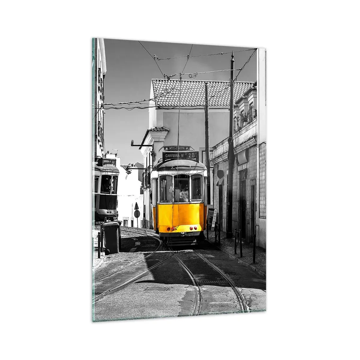 Glasbild - Bild auf glas - Eine gelbe Straßenbahn auf den Straßen von Lissabon in einer monochromen Umgebung - 80x120cm - Der Geist von Lissabon - Moderne Wanddekoration für Wohnzimmer und Schlafzimmer ARTTOR