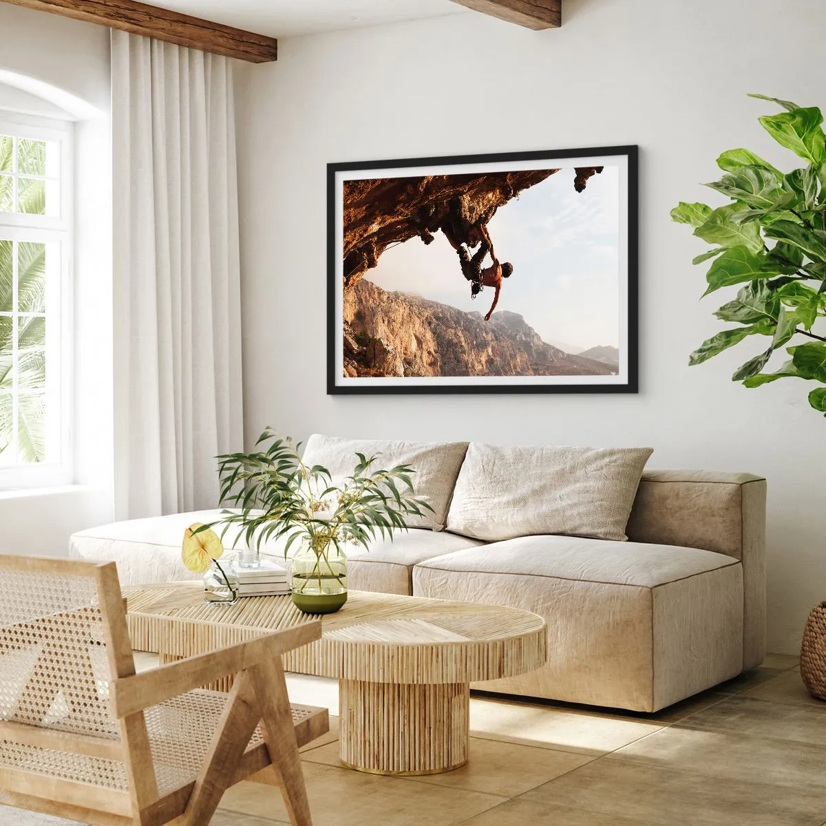 Poster in einem schwarzem Rahmen - Ein Kletterer auf einer steilen Klippe in den Bergen im Sonnenschein - 100x70cm - Die Welt ist in einer Hand auf einem Felsblock geschrumpft - Moderne Wanddekoration für Wohnzimmer und Schlafzimmer ARTTOR