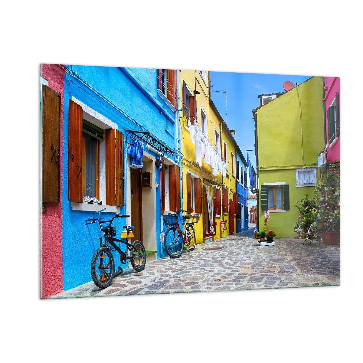 Glasbild - Bild auf glas - Eine bunte Straße mit Fahrrädern und dekorierten Häusern - 120x80cm - Pastell, süße Gasse - Moderne Wanddekoration für Wohnzimmer und Schlafzimmer ARTTOR