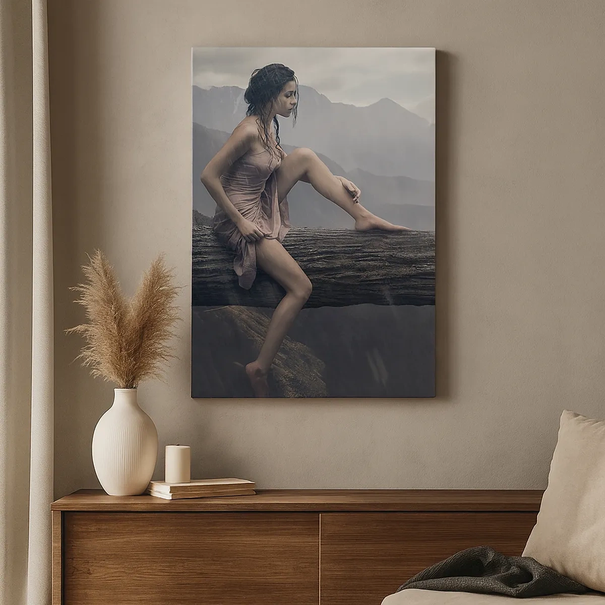 Bild auf Leinwand - Leinwandbild - Eine Frau und eine Katze auf einem Baumstamm im Regen mit Blick auf die Berge. - 50x70cm - Gipfel der Schönheit - Moderne Wanddekoration für Wohnzimmer und Schlafzimmer ARTTOR