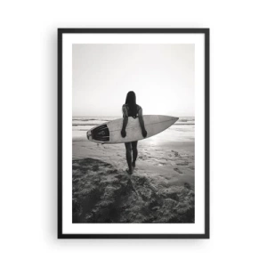 Poster in einem schwarzem Rahmen - Frau mit Surfbrett am Strand bei Sonnenuntergang - 50x70cm - Die Tochter der Meereswelle - Moderne Wanddekoration für Wohnzimmer und Schlafzimmer ARTTOR