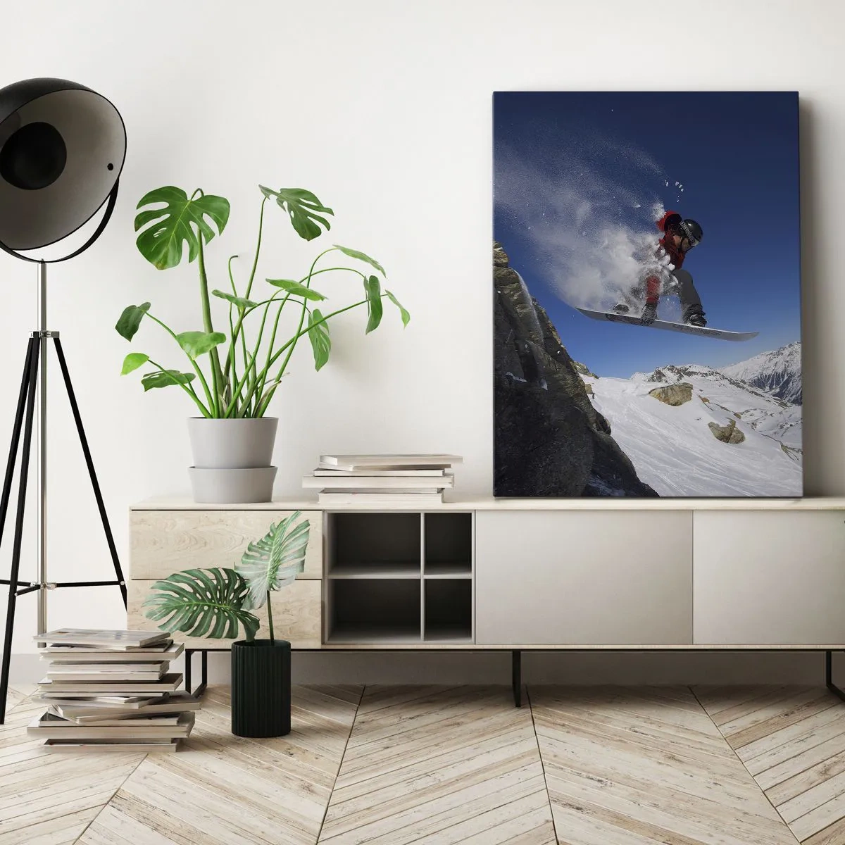 Bild auf Leinwand - Leinwandbild - Ein Snowboarder springt von einem Felsen vor einer Berglandschaft - 50x70cm - Und du wurdest Teil des Raums - Moderne Wanddekoration für Wohnzimmer und Schlafzimmer ARTTOR