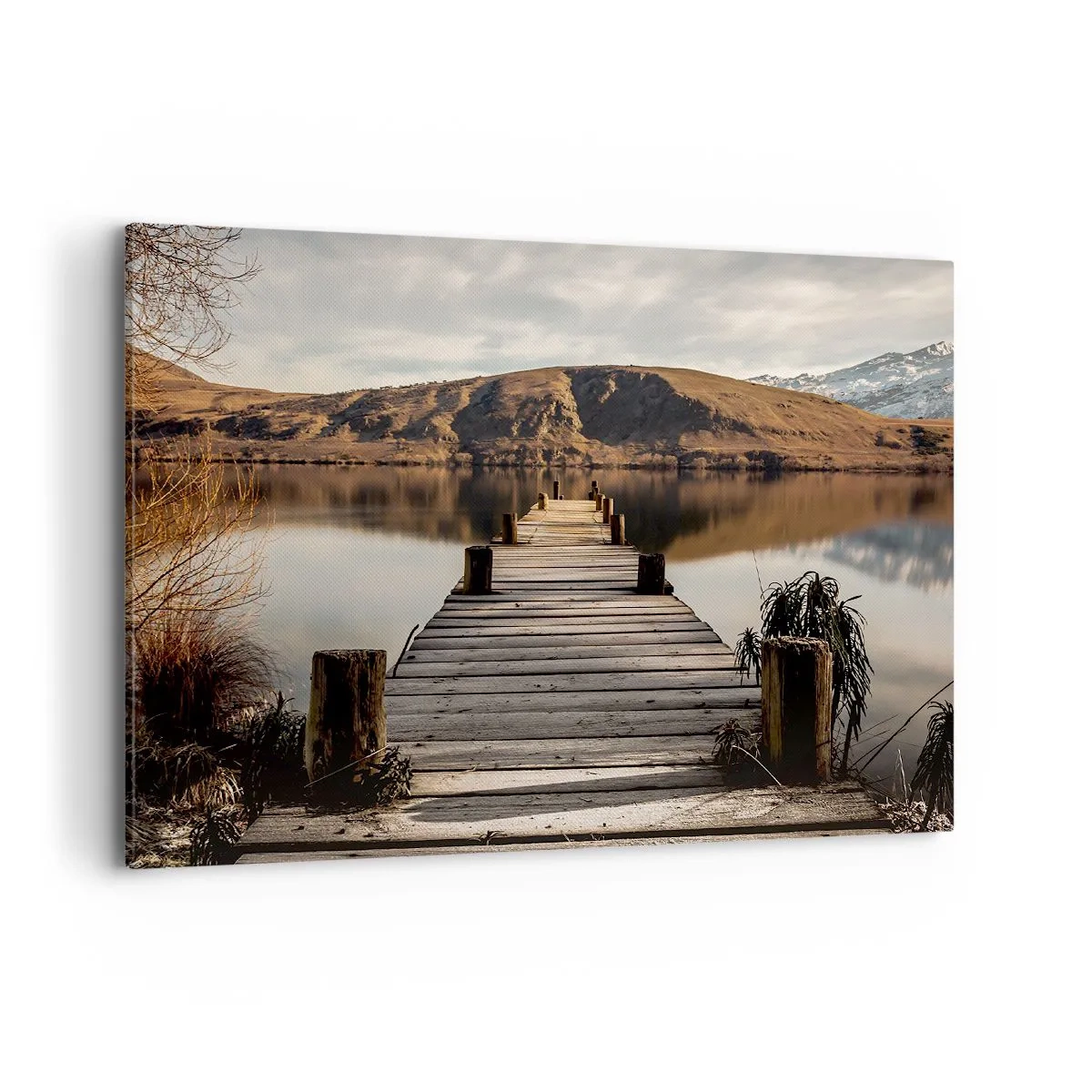 Bild auf Leinwand - Leinwandbild - Ein Holzsteg über einem See, umgeben von malerischen Hügeln - 100x70cm - Landschaft in Stille - Moderne Wanddekoration für Wohnzimmer und Schlafzimmer ARTTOR