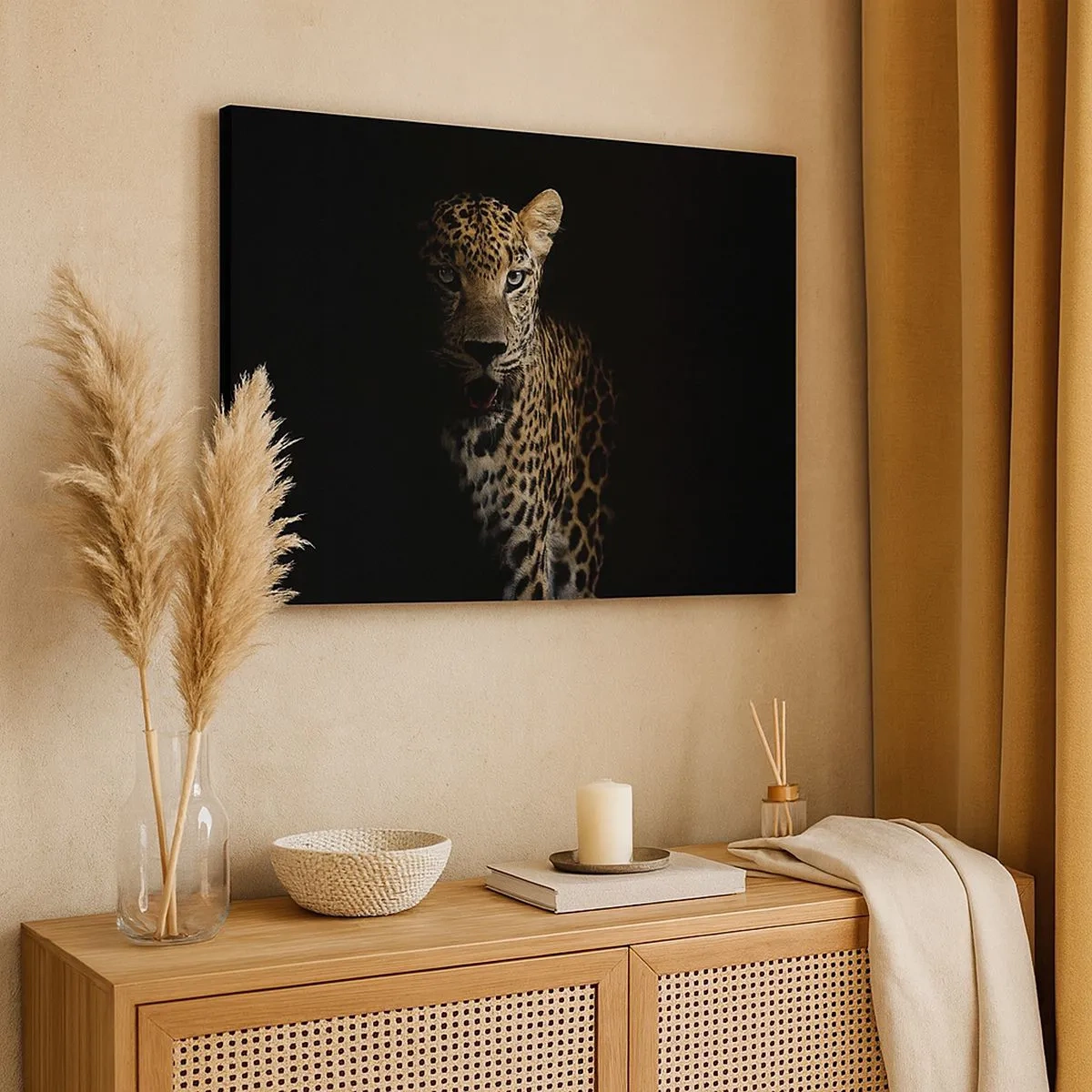Bild auf Leinwand - Leinwandbild - Ein Leopard auf dunklem Hintergrund mit intensivem Blick - 70x50cm - Dunkle Schönheit - Moderne Wanddekoration für Wohnzimmer und Schlafzimmer ARTTOR