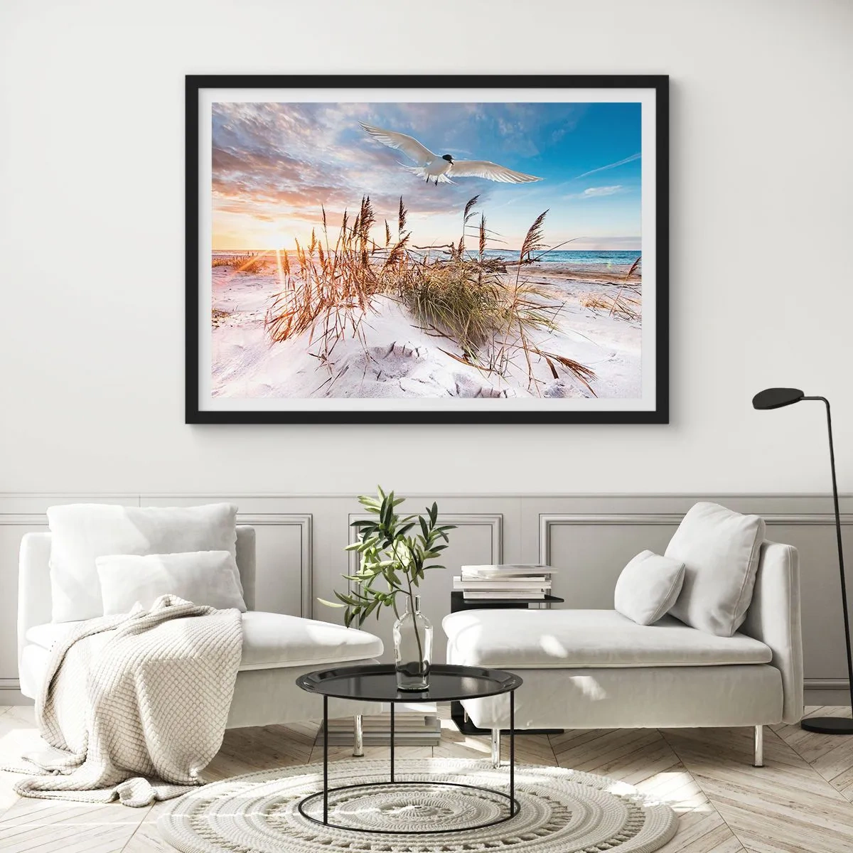 Poster in einem schwarzem Rahmen - Strand mit fliegenden Möwen bei Sonnenuntergang - 100x70cm - Wind vom Meer - Moderne Wanddekoration für Wohnzimmer und Schlafzimmer ARTTOR