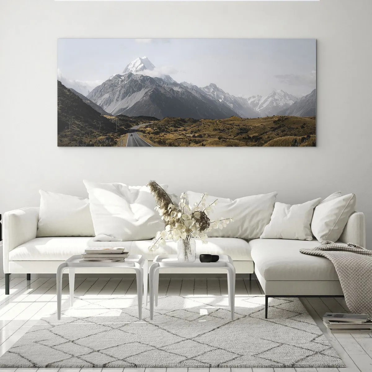 Glasbild - Bild auf glas - Eine Straße in den Bergen, umgeben von einer malerischen Landschaft - 120x50cm - Der Weg ins Herz der Berge - Moderne Wanddekoration für Wohnzimmer und Schlafzimmer ARTTOR