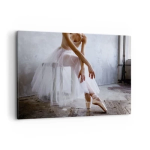 Bild auf Leinwand - Leinwandbild - Eine Ballerina in zarter Pose vor industriellem Hintergrund - 100x70cm - Bevor die Rampe leuchtet - Moderne Wanddekoration für Wohnzimmer und Schlafzimmer ARTTOR