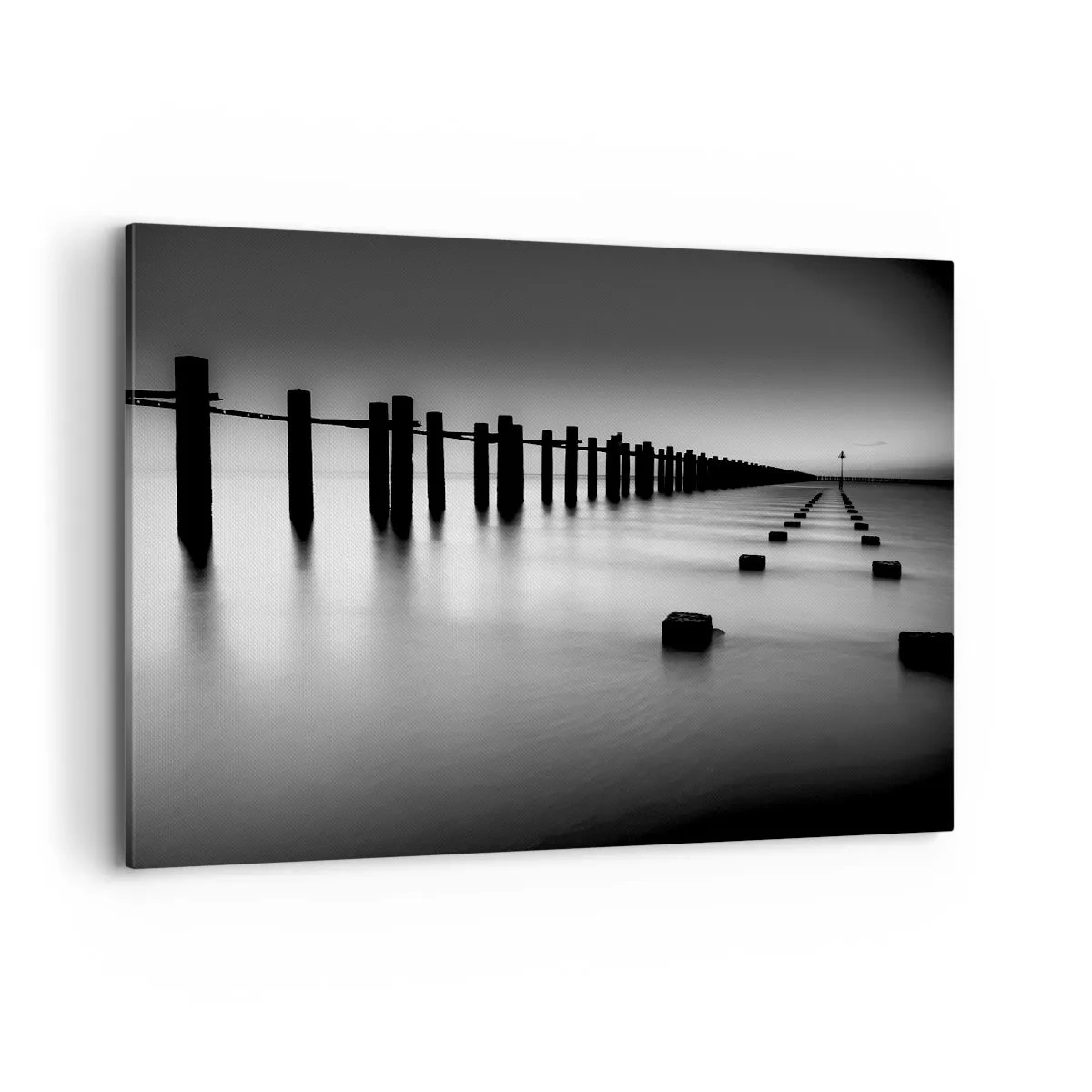 Bild auf Leinwand - Leinwandbild - Im Wasser versunkene Holzpfähle und Betonblöcke in Schwarz-Weiß-Tönen - 120x80cm - Graue Distanz im Nebel - Moderne Wanddekoration für Wohnzimmer und Schlafzimmer ARTTOR