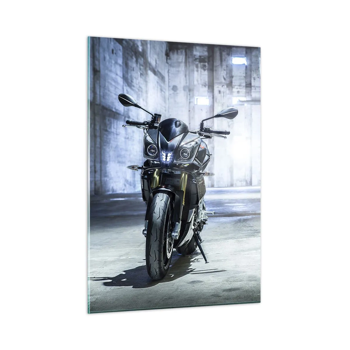 Glasbild - Bild auf glas - Ein Motorrad in einem Industriegebäude mit Betonwänden - 50x70cm - Bevor der Motor brummt - Moderne Wanddekoration für Wohnzimmer und Schlafzimmer ARTTOR