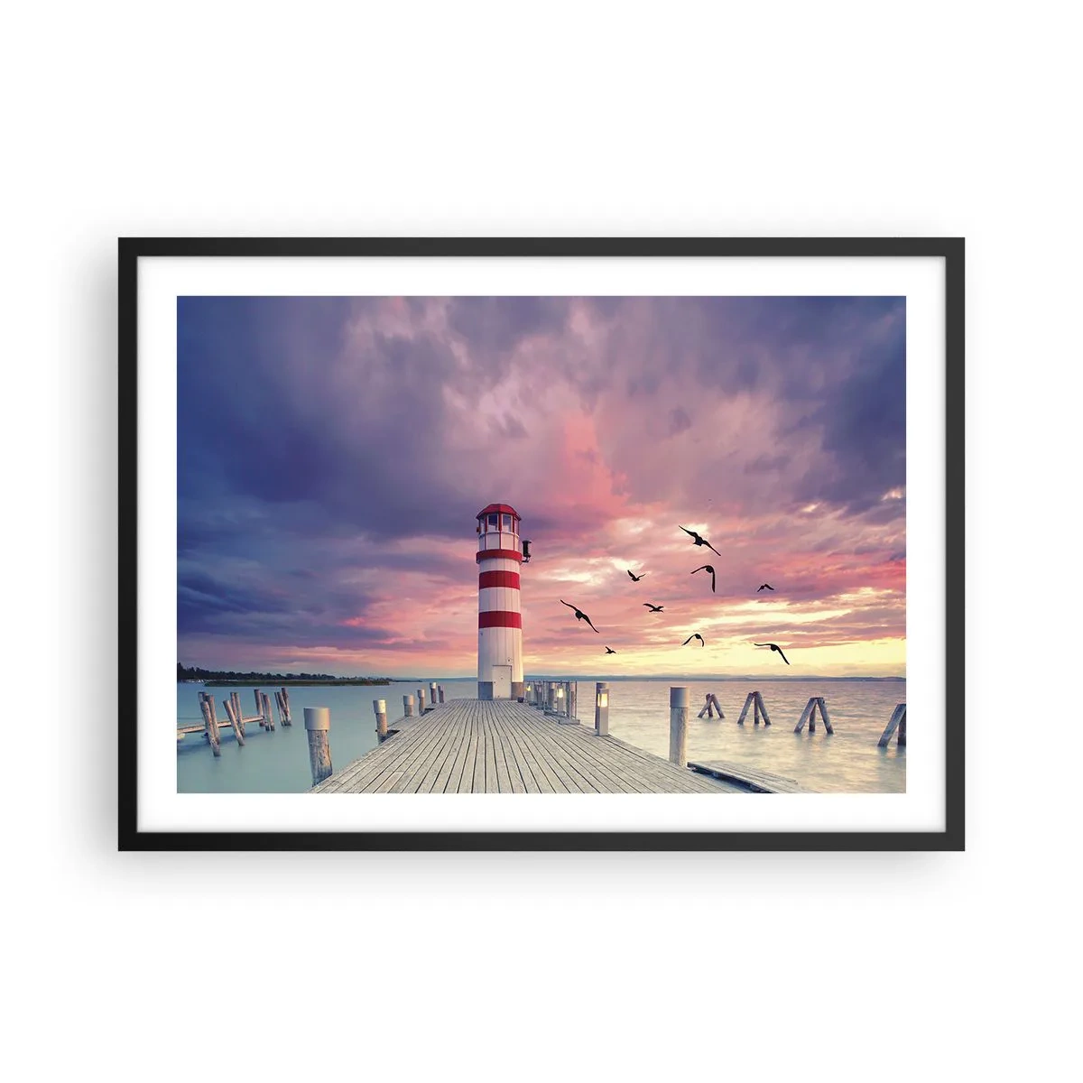 Poster in einem schwarzem Rahmen - Ein Leuchtturm auf dem Pier, umgeben von einem malerischen Sonnenuntergang - 70x50cm - Es ist Zeit zum Hafen zu gehen - Moderne Wanddekoration für Wohnzimmer und Schlafzimmer ARTTOR