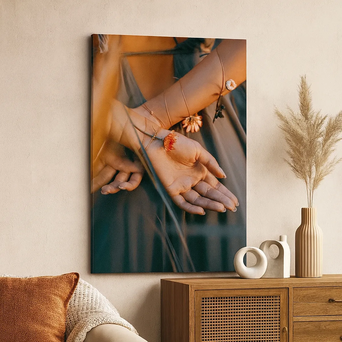 Bild auf Leinwand - Leinwandbild - Sinnliche Hände mit Blumen in einer natürlichen Umgebung - 50x70cm - Verbunden mit der Natur - Moderne Wanddekoration für Wohnzimmer und Schlafzimmer ARTTOR